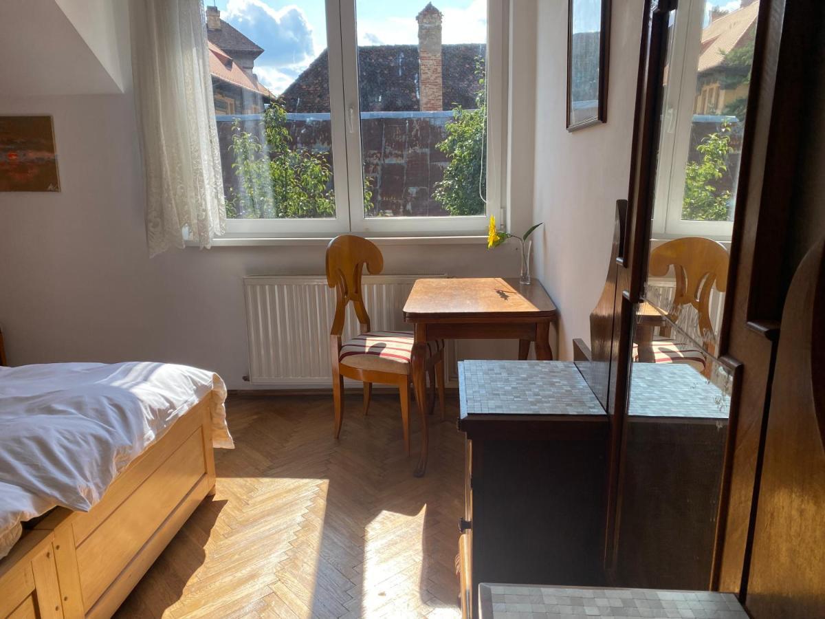 Rose'S Oldtown Apartment Брашов Екстериор снимка
