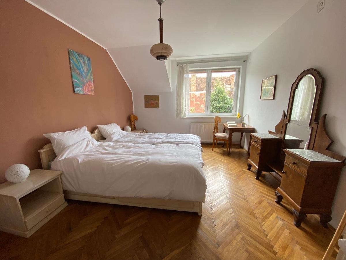 Rose'S Oldtown Apartment Брашов Екстериор снимка